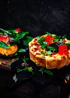 Mortadella ve peynir tabii rustik ile aperatif kek... seçici odak.