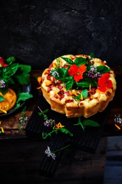 Mortadella ve peynir tabii rustik ile aperatif kek... seçici odak.