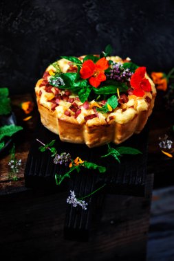 Mortadella ve peynir tabii rustik ile aperatif kek... seçici odak.