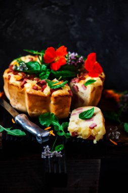 Mortadella ve peynir tabii rustik ile aperatif kek... seçici odak.