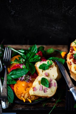 Mortadella ve peynir tabii rustik ile aperatif kek... seçici odak.