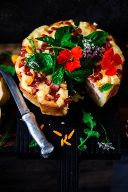 Mortadella ve peynir tabii rustik ile aperatif kek... seçici odak.