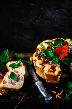 Mortadella ve peynir tabii rustik ile aperatif kek... seçici odak.