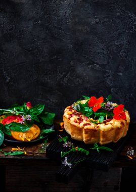 Mortadella ve peynir tabii rustik ile aperatif kek... seçici odak.