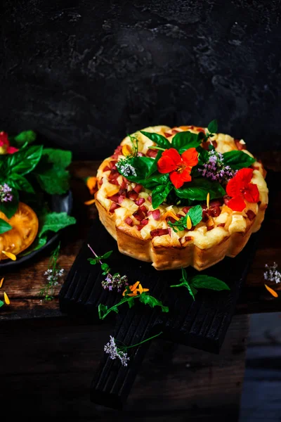 Mortadella ve peynir tabii rustik ile aperatif kek... seçici odak.