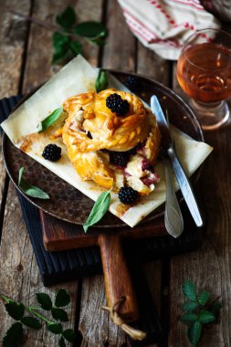 Blackberry puf pastry.style rustik seçici odak ile pişmiş brie