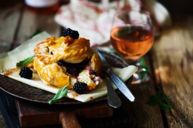 Blackberry puf pastry.style rustik seçici odak ile pişmiş brie