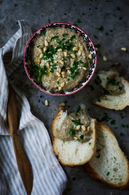Patlıcan, tahin ve miso daldırma... rustik tarzı. seçici odak