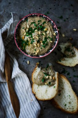 Patlıcan, tahin ve miso daldırma... rustik tarzı. seçici odak