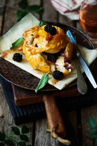 Brie Horno Con Mora Hojaldre Pastry Style Enfoque Selectivo Rústico —  Fotos de Stock