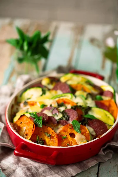 Casseruola Con Verdure Salami Style Rustic Selective Focus — Foto Stock