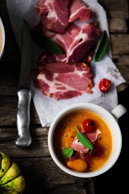 Kavrulmuş balkabağı çorbası... Stil rustic.selective odak