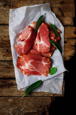 Ahşap bir masa üzerinde Füme domuz eti kesme. Rustik tarzı. Seçici odak