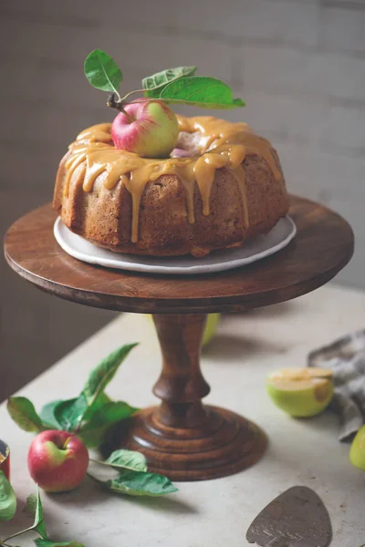 Kakule Baharatlı Bütün Buğday Elma Pasta Bal Karamel Rustic Photo — Stok fotoğraf