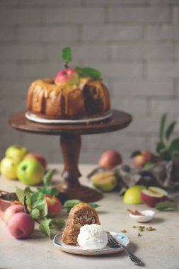 Kakule baharatlı bütün buğday elma pasta ve bal karamel .rustic photo.selective odak