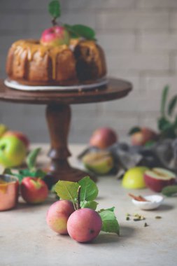 Kakule baharatlı bütün buğday elma pasta ve bal karamel .rustic photo.selective odak