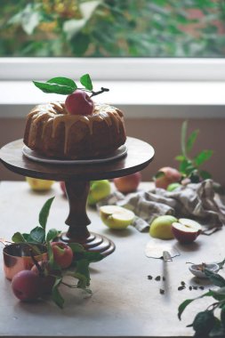 Kakule baharatlı bütün buğday elma pasta ve bal karamel .rustic photo.selective odak