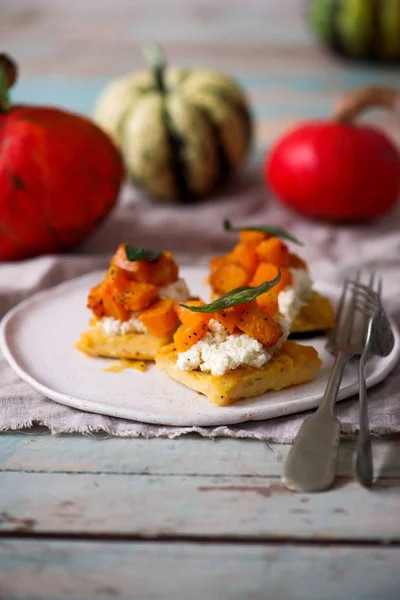 Polenta Crostini Баклажанами Кабачков Ricge Style Rustic Selective Focus — стоковое фото