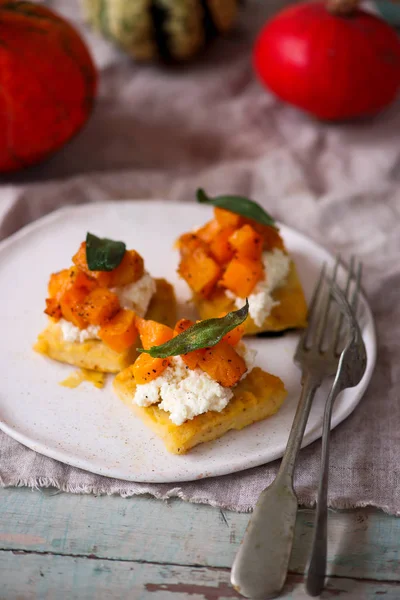 Polenta Crostini Med Squashen Ricotta Sage Style Rustic Selective Fokus — Stockfoto