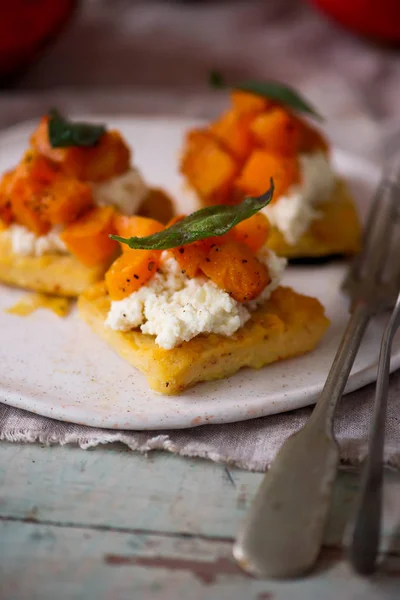 Polenta Crostini Courge Musquée Ricotta Sage Style Rustic Selective Focus — Photo