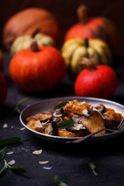 Kabak gnocci yabani mantar ile... Stil rustic.selective odak.