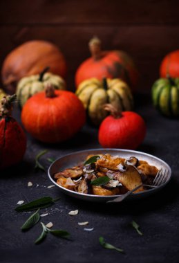 Kabak gnocci yabani mantar ile... Stil rustic.selective odak.