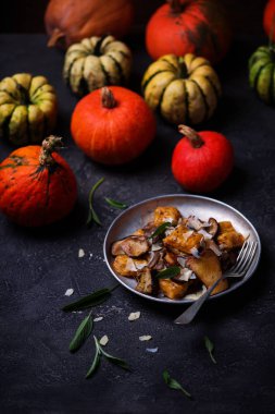 Kabak gnocci yabani mantar ile... Stil rustic.selective odak.