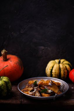 Kabak gnocci yabani mantar ile... Stil rustic.selective odak.