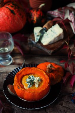 Mavi peynir ile kabak ve armut çorbası... Stil rustic.selective odak