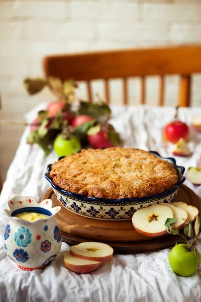 アイルランドのりんごケーキ カスタード 素朴な Photo Selective フォーカス — ストック写真