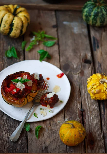 Calabaza Rellena Albóndigas Con Salsa Tomate Enfoque Rústico Style Selective —  Fotos de Stock