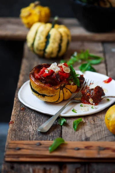 Köttbulle Fyllda Squash Med Tomatsås Rustik Style Selective Fokus — Stockfoto