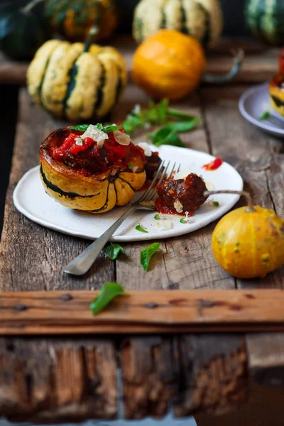 Courge Farcie Aux Boulettes Viande Avec Sauce Tomate Style Rustique — Photo