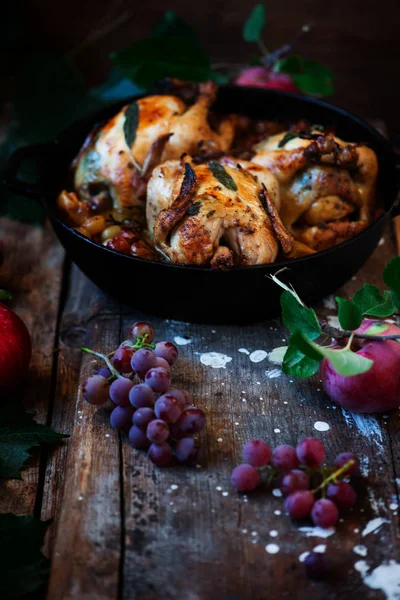 Gallinas Corniz Asadas Con Uvas Manzanas Style Rustic Selective Focus —  Fotos de Stock