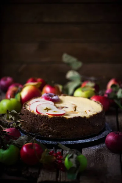 焦がし皮とりんごのチーズケーキ 暗い素朴な Photo Selective フォーカス — ストック写真