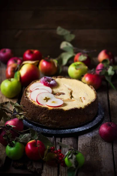 Kahverengi Tereyağı Kabuk Ile Apple Cheesecake Karanlık Rustik Photo Selective — Stok fotoğraf