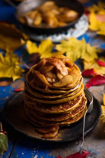 Pumpkin Pannkakor Med Äpplen Som Toppade Selective Fokus — Stockfoto