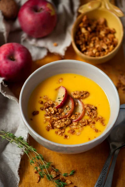 Cheddar Apple Butternut Squash Zupa Styl Rustic Selective Ostrości — Zdjęcie stockowe