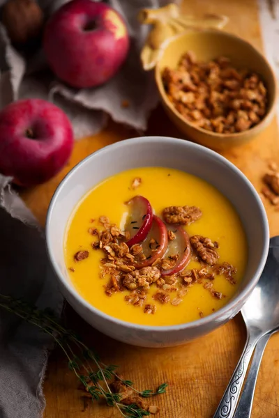 Cheddar Apple Butternut Squash Zupa Styl Rustic Selective Ostrości — Zdjęcie stockowe