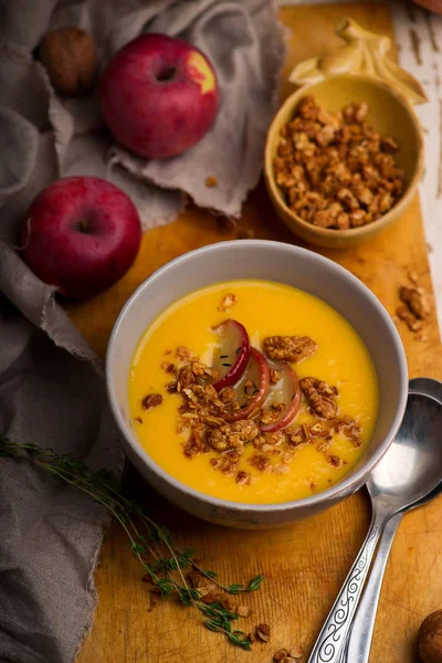 Cheddar Apple Butternut Squash Zupa Styl Rustic Selective Ostrości — Zdjęcie stockowe