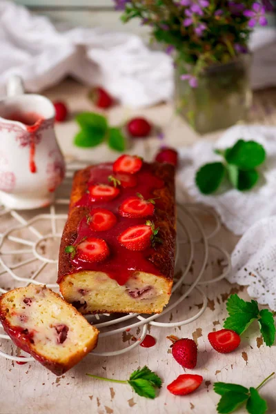 Erdbeerkuchen Mit Erdbeerglasur Vintage Stil Selektiver Fokus — Stockfoto