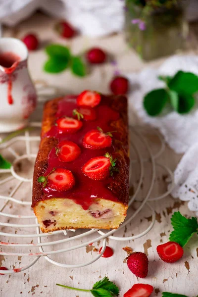 Aardbei Cake Met Aardbeien Glaze Vintage Style Selective Focus — Stockfoto