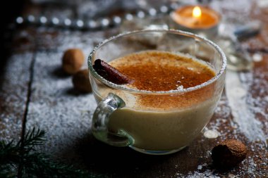 Kırsal bir arka planda yumurtalı kokteyl ve eski moda bir yılbaşı dekoru. seçici odak.