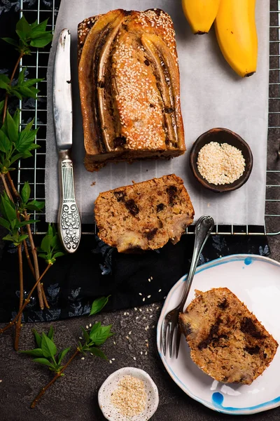 Vegan Banana Tahini Chocolate Bread Style Vintage Foco Seletivo — Fotografia de Stock