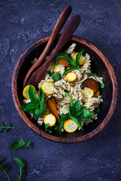 Nudeln Rüben Und Zuccini Salat Selektiver Fokus — Stockfoto