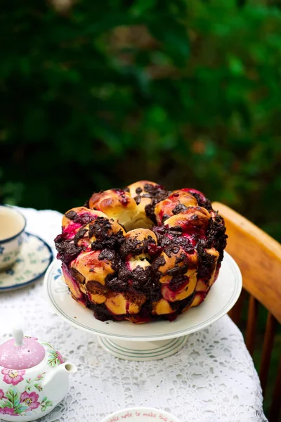 Chocolade Kersen Trekken Apart Bread Selective Focus Outdoor Foto — Stockfoto