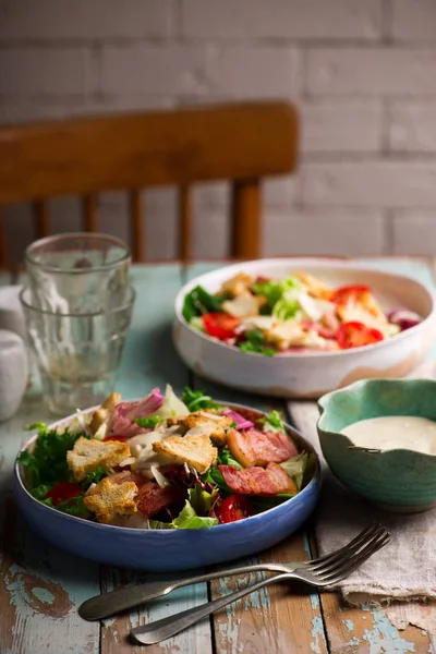 Caesar Salat Keramikschale Selektiver Fokus Stil Jahrgang — Stockfoto