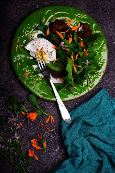 Ensalada Verde Con Hígado Pollo Enfoque Selectivo — Foto de Stock