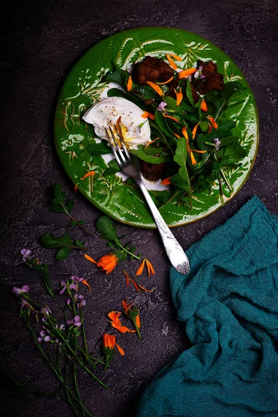 Ensalada Verde Con Hígado Pollo Enfoque Selectivo — Foto de Stock