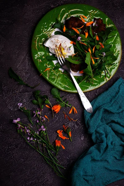 Grüner Salat Mit Hühnerleber — Stockfoto